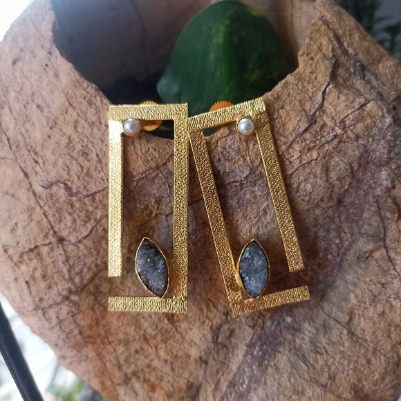 Handmade gold platted stone studded stud earrings - Picture 7 of 11